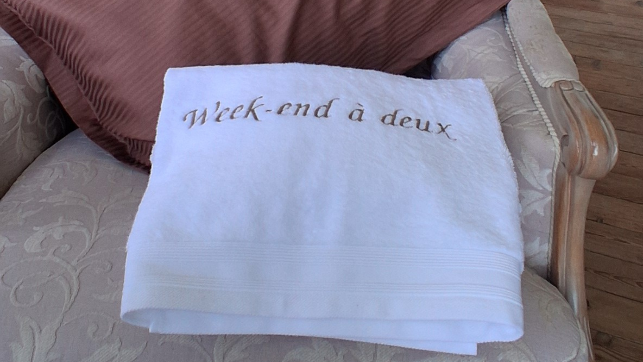 serviette éponge brodée